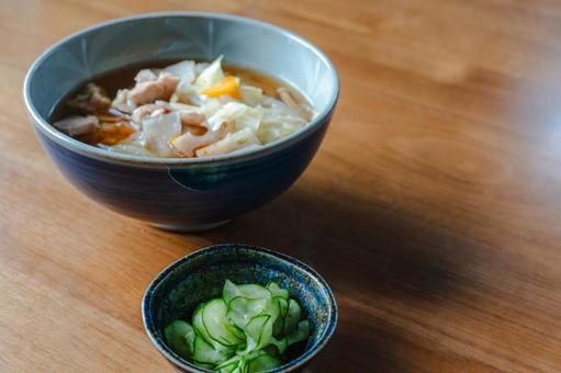 豚汁ときゅうりの朝食 豚汁ときゅうりの朝食の写真