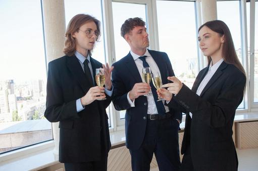 指差しする女性を見る男性たち 男女,外国人,ビジネスの写真素材