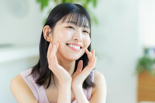 スキンケアをする女性 美容,ビューティー,笑顔の写真素材