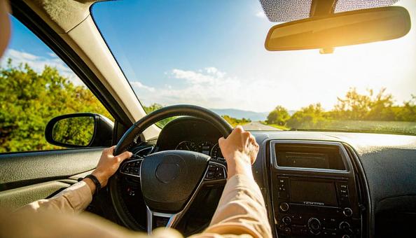車を運転するドライバーの手 車を運転するドライバーの手の写真