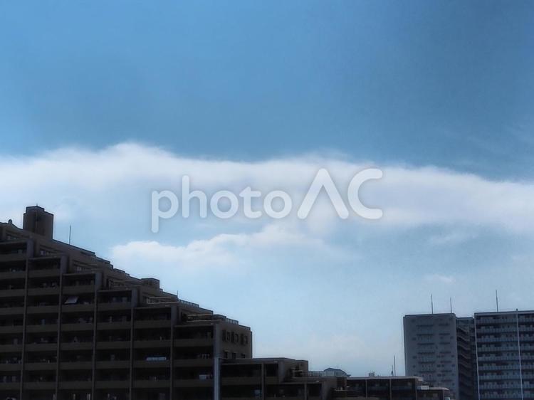 建物を飲み込む巨大な雲 夏,雲,巨大な雲の写真素材