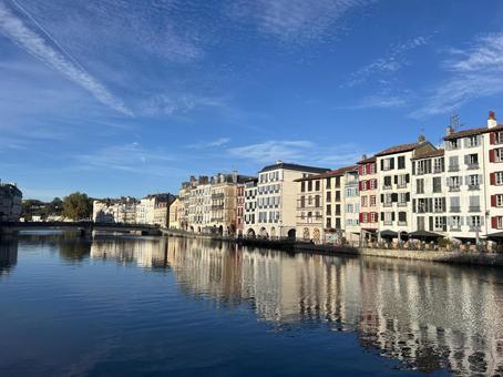 水面に映る街並み 反射,ヨーロッパ,街並みの写真素材