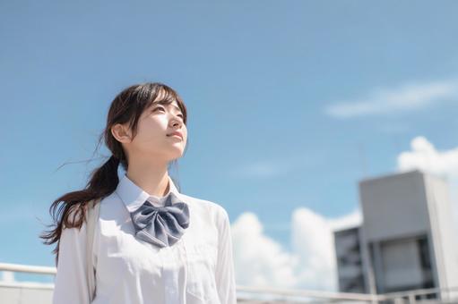 青空を見上げ決意する女子高生 青空を見上げ決意する女子高生の写真