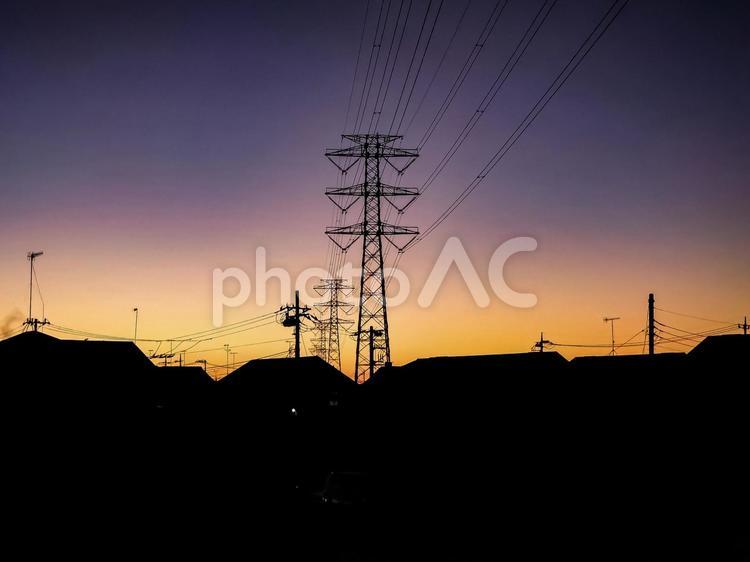 夜明けの赤く染まった冬空 朝焼け,日の出前,東の空の写真素材