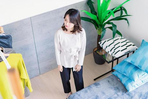 一人暮らしをする若い女性 片付け,デザイナーズ,独身の写真素材
