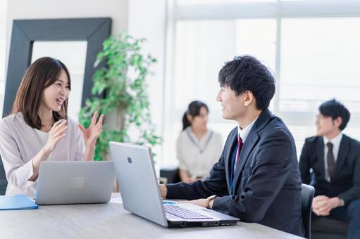 ビジネスミーティングをする男女 会話,女性,白の写真素材