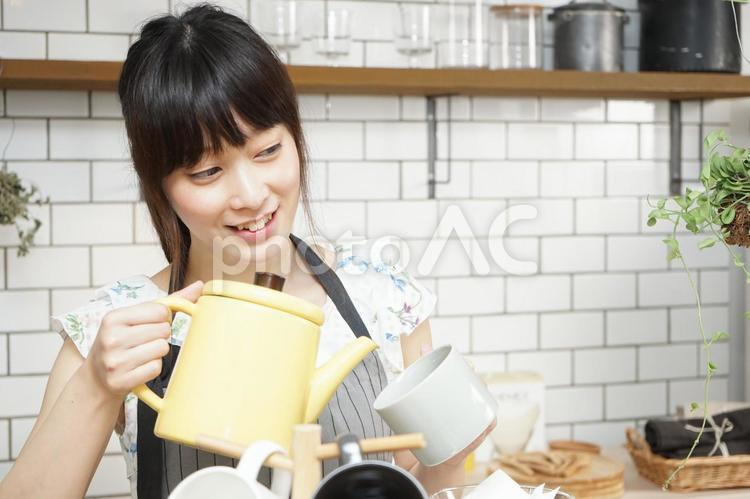 コーヒーを淹れるカフェスタッフ 大人,バー,カウンターの写真素材