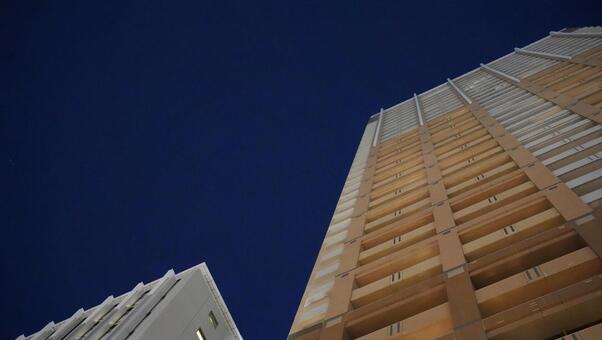 夜空と高層マンション 高層ビル,夜空,真冬の写真素材