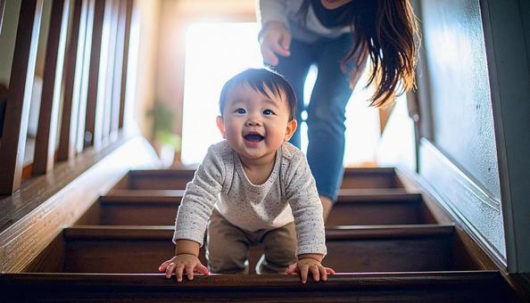 階段を下りるのが楽しい子供と見守る母親 階段を下りるのが楽しい子供と見守る母親の写真