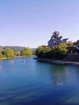 城下の風景 岡山城,堀,池の写真素材