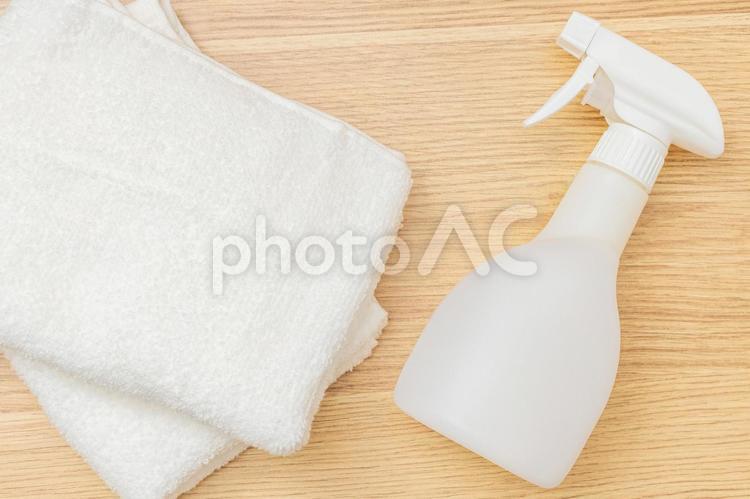 タオルとスプレーボトル｜真俯瞰 掃除,大掃除,道具の写真素材
