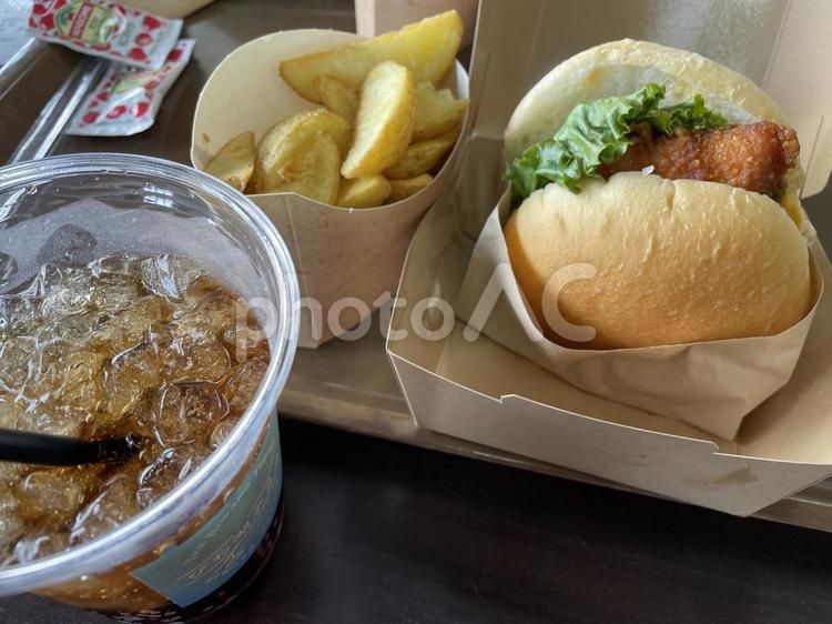 ハンバーガーセット ハンバーガー,フライドポテト,ポテトの写真素材