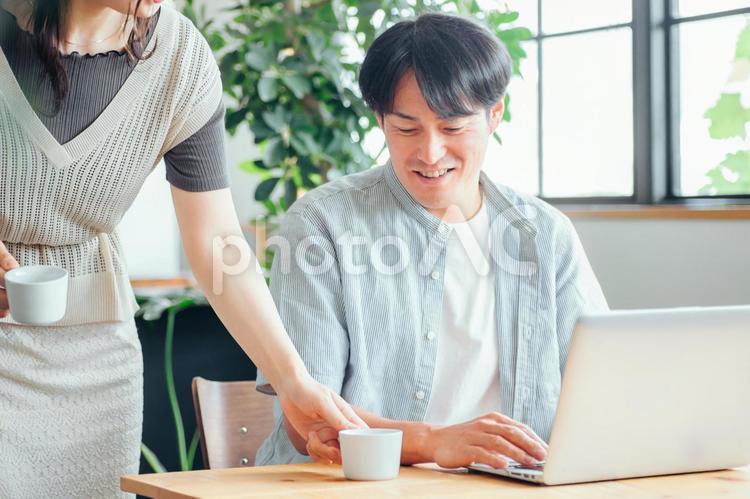 テレワークする男性と女性 テレワーク,夫婦,コーヒーの写真素材