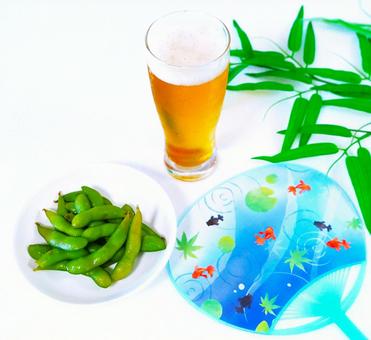 夏のビールと枝豆 夏のビールと枝豆 ビール,枝豆,笹の葉の写真素材