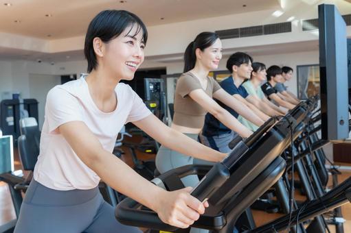 スポーツジムでトレーニングをする若い男女 スポーツジム,フィットネス,ダイエットの写真素材