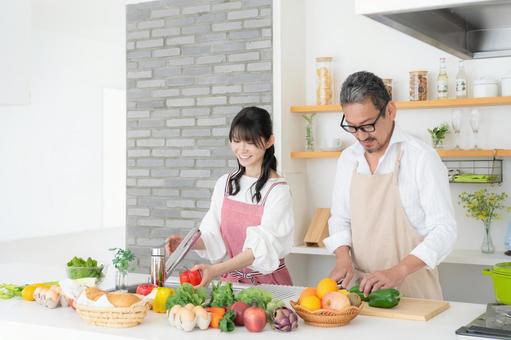 キッチンで料理を作るミドルの夫婦 キッチンで料理を作るミドルの夫婦 料理,夫婦,家族の写真素材