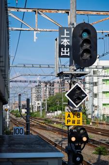 高尾駅構内の信号機と線路 高尾駅構内の信号機と線路の写真