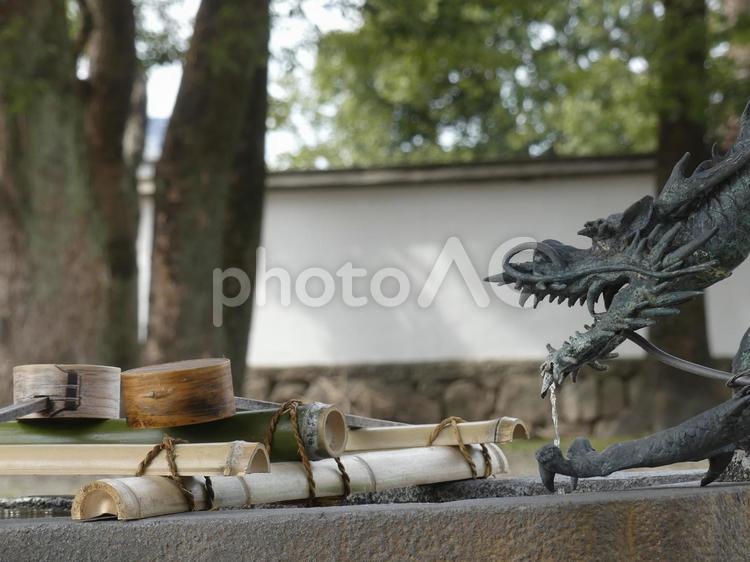 伊賀八幡宮手水舎の龍頭と木製ひしゃく 伊賀八幡宮,手水舎,龍頭の写真素材