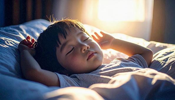 両手をあげて熟睡する男の子 両手をあげて熟睡する男の子の写真