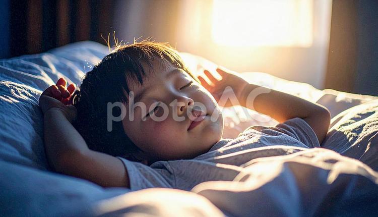 両手をあげて熟睡する男の子 男の子,幼児,人物の写真素材