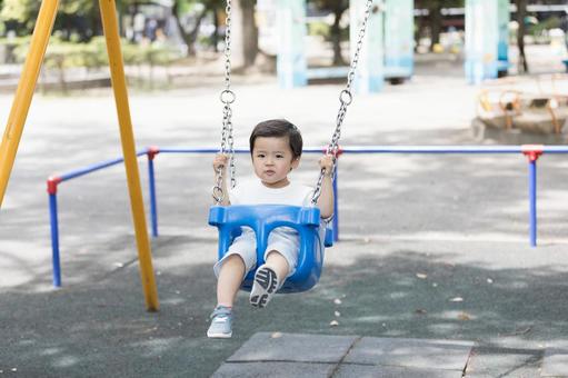 ブランコで遊ぶ男の子 ブランコで遊ぶ男の子 ブランコ,遊具,公園の写真素材