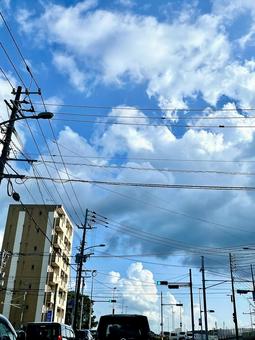 青空と渋滞と電柱と電線と 青空と渋滞と電柱と電線との写真
