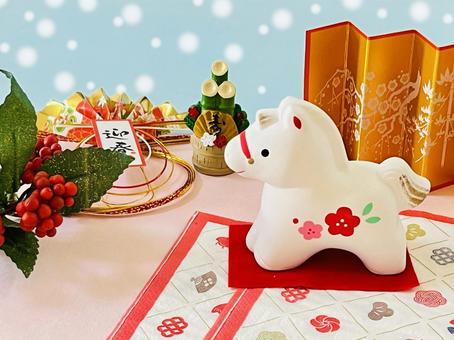 午の置物と迎春飾り～雪 午,年賀状,午年の写真素材