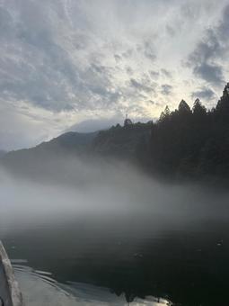川にかかる霧 川にかかる霧の写真