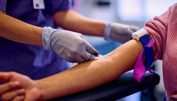 健康診断で血液検査の為血液採取される女性 健康診断で血液検査の為血液採取される女性の写真