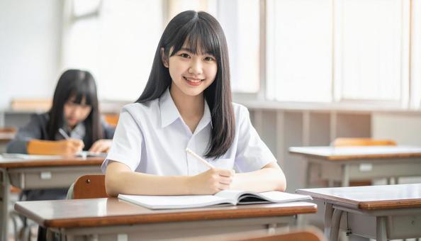 塾で勉強する笑顔の日本人の女の子 塾で勉強する笑顔の日本人の女の子の写真