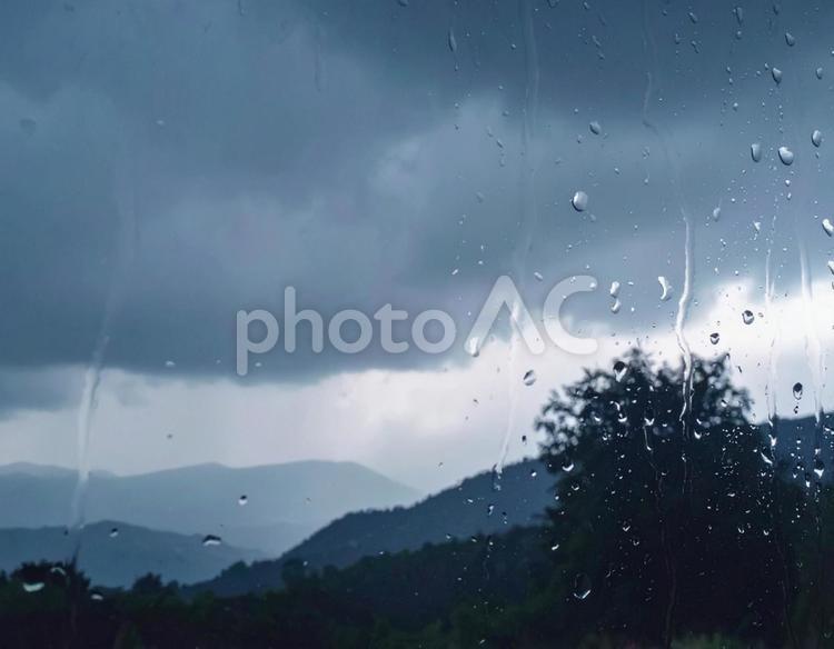 雨に濡れた窓と山々 雨,夜,雨降りの写真素材