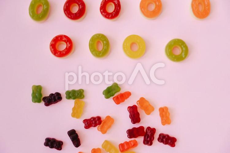 真上から見たベア型のグミと穴の空いたグミのアップ グミ,お菓子,ピンクの写真素材