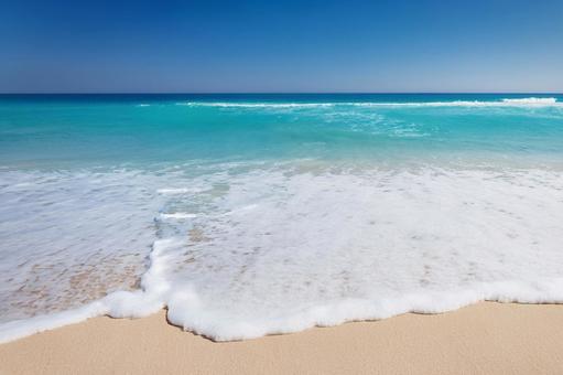 エメラルドグリーンの海と夏の青空 エメラルドグリーンの海と夏の青空の写真