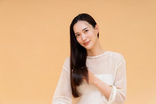 若い女性のヘアケア 若い女性のヘアケア ヘアケア,女性,健康の写真素材