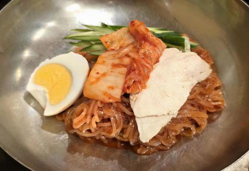 ビビン麵 ビビン麵 ビビン麵,鶏肉,ゆで卵の写真素材