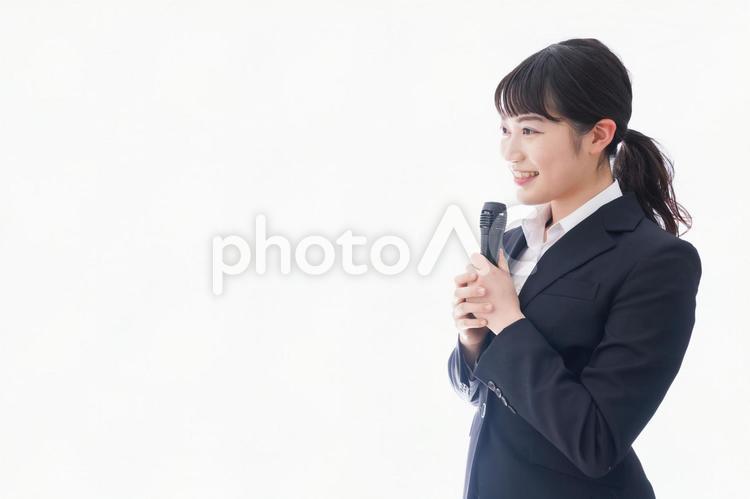 司会をする若いビジネスウーマン 結婚式,社会人,白バックの写真素材