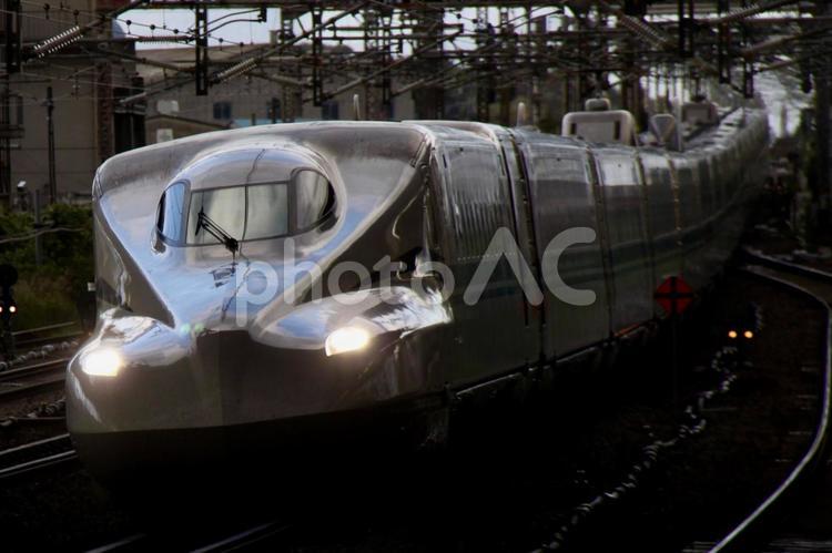 暗闇の駅を通過する新幹線 新幹線,東海道新幹線,n700sの写真素材