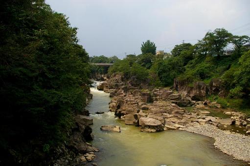 自然な岩場と川のある風景 自然な岩場と川のある風景の写真