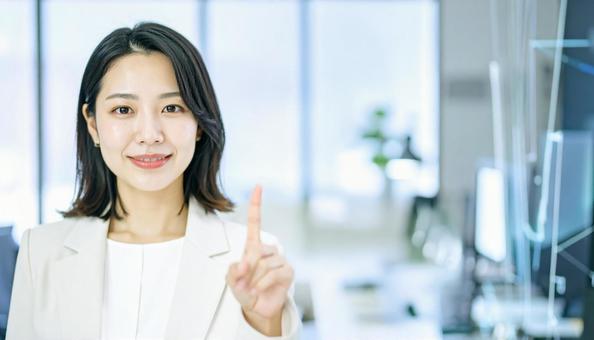 自信のある表情で指さすビジネス女性 自信のある表情で指さすビジネス女性の写真