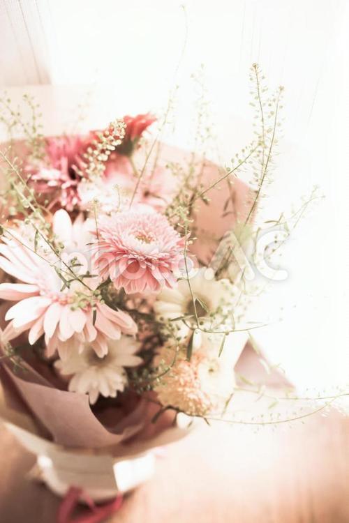 窓際の花束(儚いイメージ) 花束,花,お花の写真素材