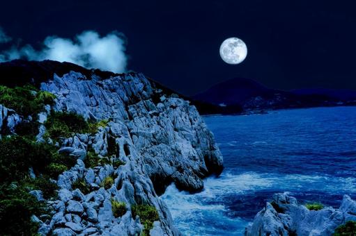崖と海と満月 崖と海と満月 満月,月,夜景の写真素材