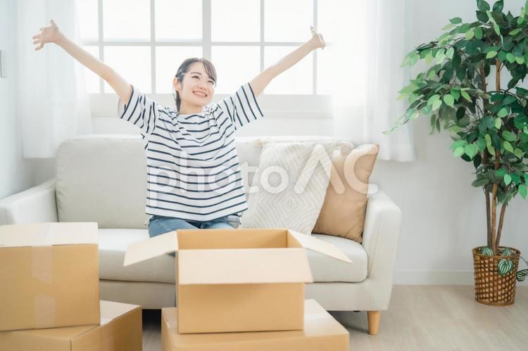 引越し作業をする女性 引越し,新生活,転居の写真素材