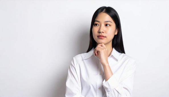 顎に手を添えて考える女性のポートレート 顎に手を添えて考える女性のポートレートの写真