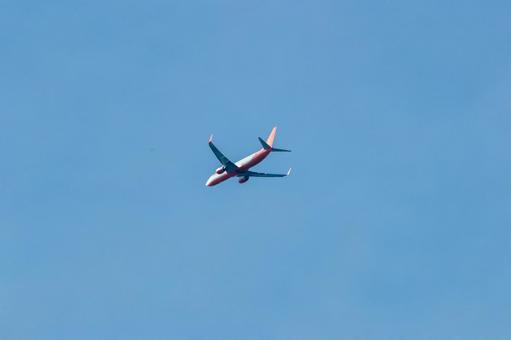 晴天を背景に飛ぶ旅客機 晴天を背景に飛ぶ旅客機の写真