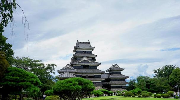 松本城と緑豊かな庭園 松本城と緑豊かな庭園の写真