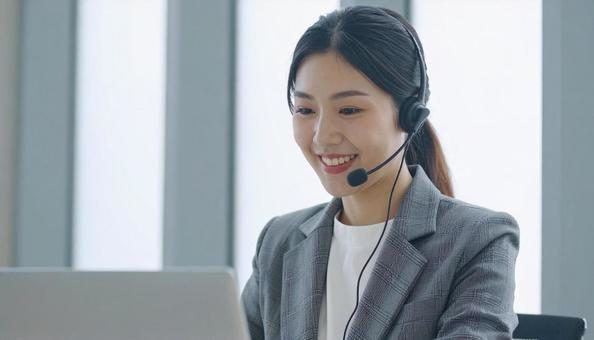 web会議する女性 web会議する女性の写真
