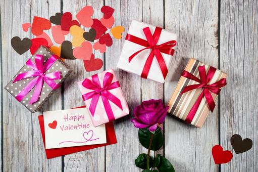 バレンタインプレゼントとバラ バレンタイン,2月14日,プレゼントの写真素材