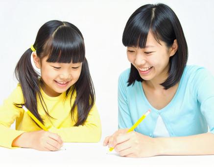 勉強をしている 児童と女性 11 勉強をしている 児童と女性 11の写真