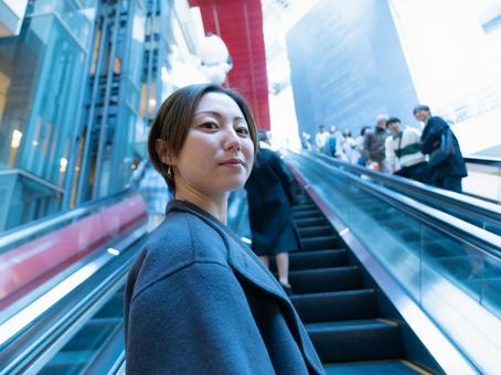 30:港のビジネスウーマン 30:港のビジネスウーマン ビジネスウーマン,キャリアウーマン,ビジネスパーソンの写真素材