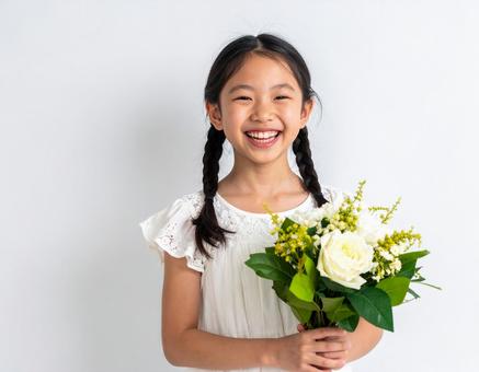 花束を持って笑顔を見せる日本人の女の子 花束を持って笑顔を見せる日本人の女の子の写真